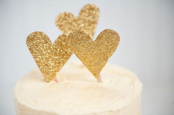 Свадебный торт с фигуркой в виде сердца