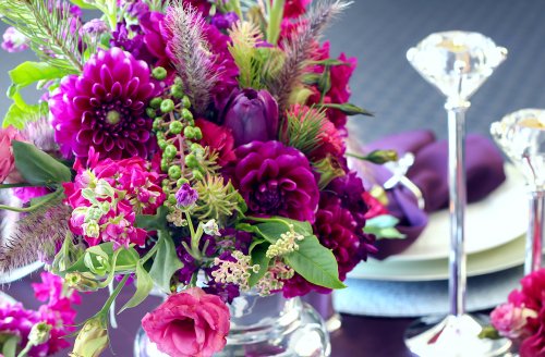 Свадебное украшение стола с розовыми и фиолетовыми цветами