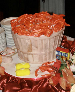 Свадебный торт жениха в виде бочки с креветками
