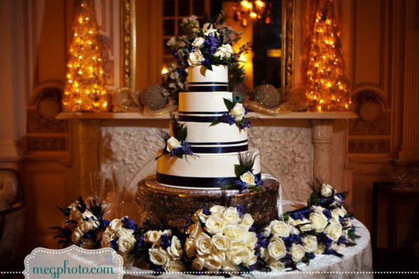 winter-wedding-cake-display-meg-baisden-photo