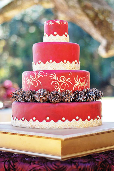 winter-wedding-red-pine-cone-wedding-cake-kismis-ink-photography