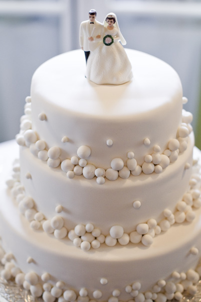 winter-wedding-snowball-wedding-cake-viera-photographics