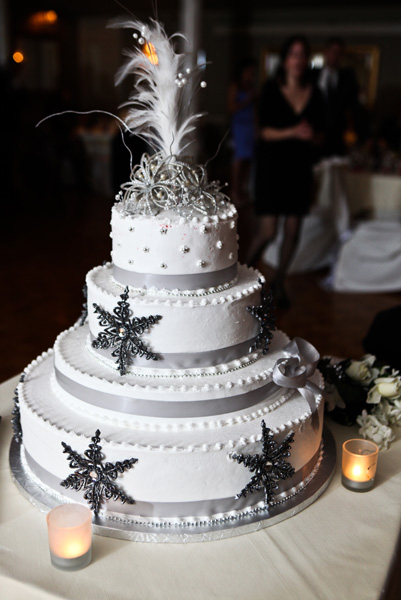 winter-wedding-snowflake-wedding-cake-zenobia-studios_
