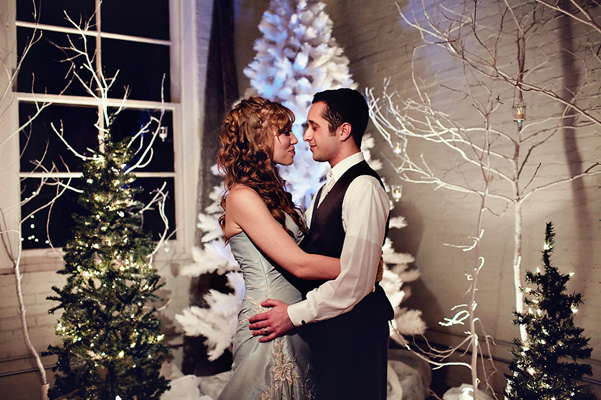 winter-wedding-snowy-photo-booth-turner-creative-photography