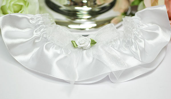 Свадебная подвязка для невесты на ногу Идеал (белый)