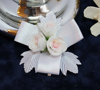 Свадебная бутоньерка с атласным бантом (бело-розовая)
