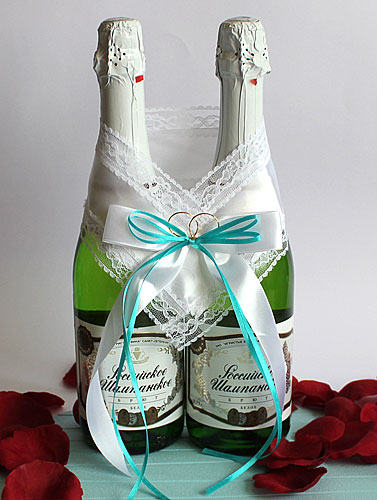 Украшение на шампанское "Влюбленная пара" (бел/бел/бирюз, кольца