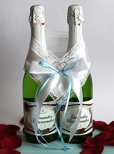 Украшение на шампанское "Влюбленная пара" (бел/бел/гол, кольца)