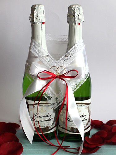 Украшение на шампанское "Влюбленная пара" (бел/бел/крас, кольца)