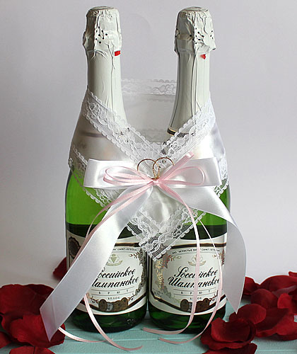 Украшение на шампанское "Влюбленная пара" (бел/бел/роз, кольца)