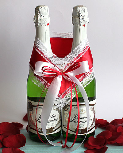 Украшение на шампанское "Влюбленная пара" (крас/бел, кольца)
