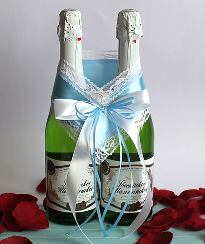 Украшение на шампанское "Влюбленная пара" (голуб/бел, кольца)