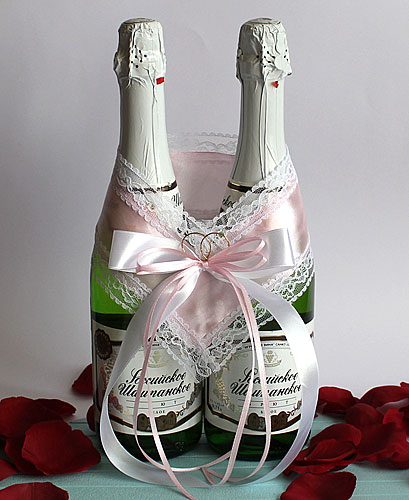 Украшение на шампанское "Влюбленная пара" (роз/бел, кольца)