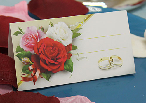 Рассадочные  карточки для гостей "Букет роз"