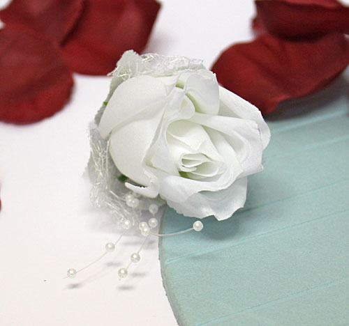 Свадебная бутоньерка для жениха "Бутон розы" (белый)