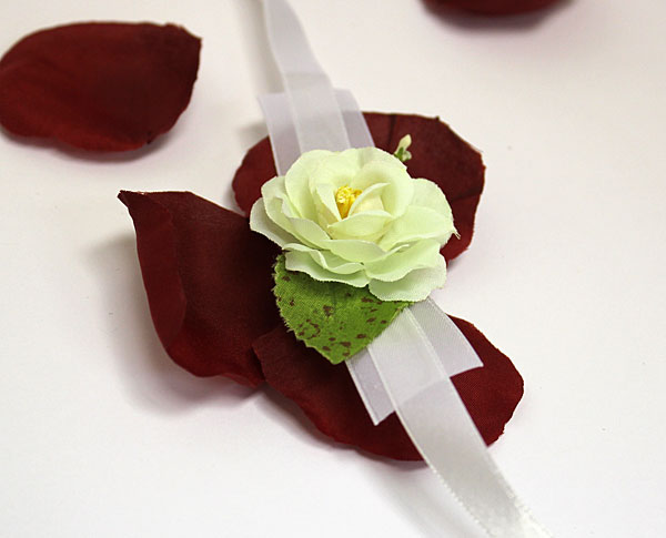 Браслет для подружек невесты из цветов Оника (белый)