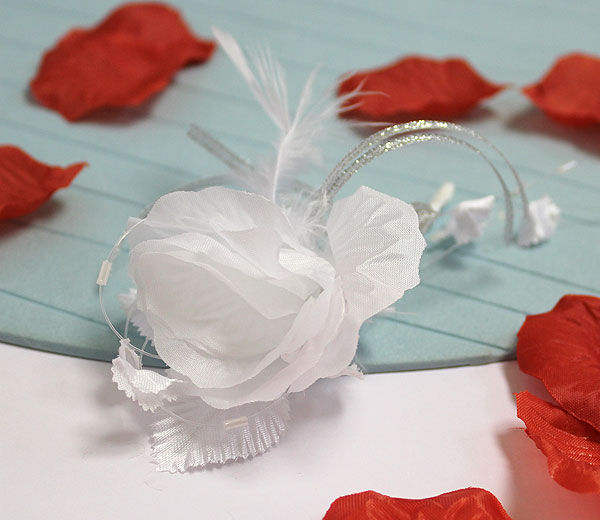 Свадебная бутоньерка для жениха "Бутон розы" (белый)