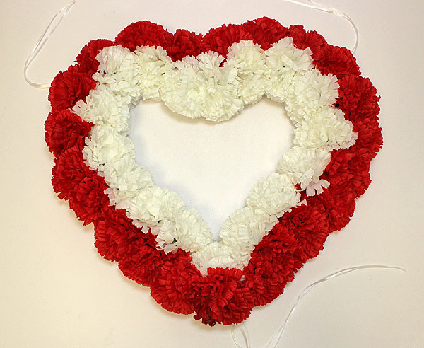 Украшение на радиатор и багажник "Сердце"из хризантем красно-бел