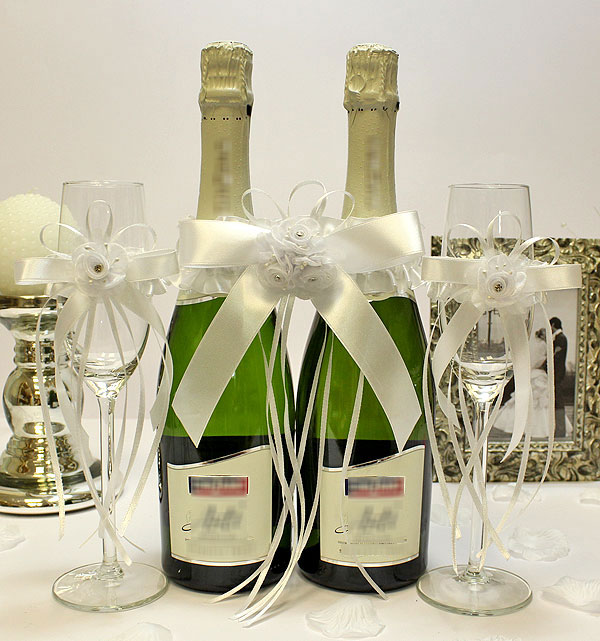 Комплект украшений на бокалы и шампанское "Чародейка"