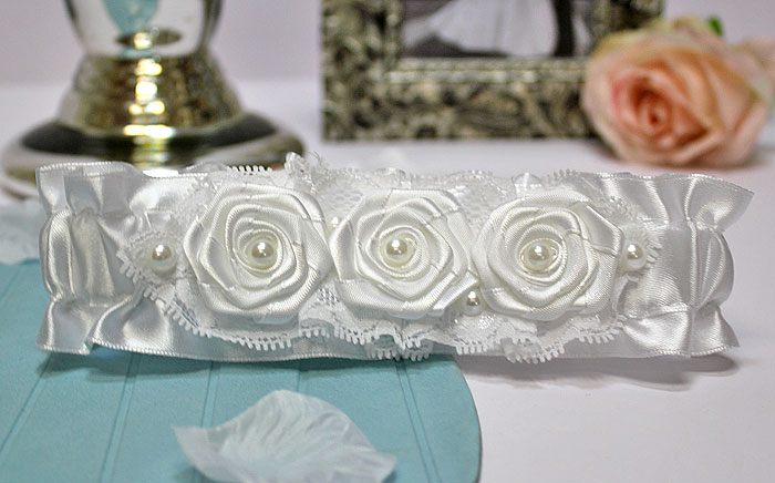 Подвязка для невесты "Белые розы"