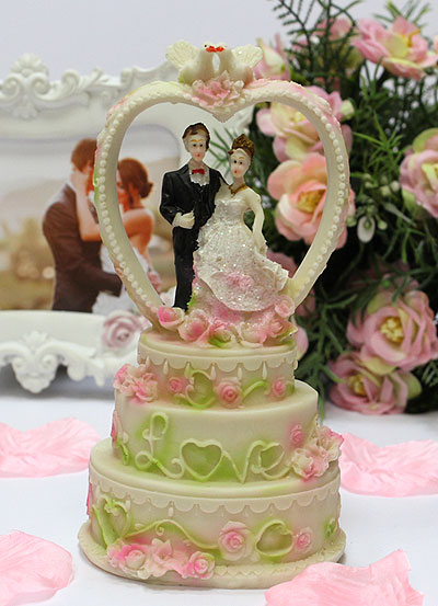 Фигурка для торта на свадьбу "Молодожены и торт" (16 см)