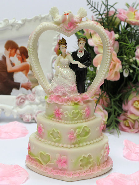 Фигурка для торта на свадьбу "Молодожены и торт" № 2 (16 см)