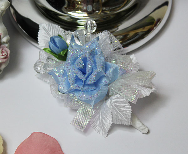 Свадебная бутоньерка для жениха "Сахарная роза" (голубой)
