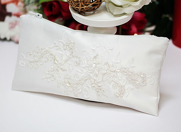 Сумочка косметичка для невесты "Анастасия" (белая)