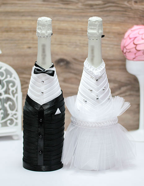 Из чего изготовлены свадебные костюмы для бутылок с шампанским
