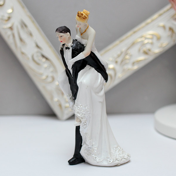 Свадебная фигурка на торт "Игривая пара"