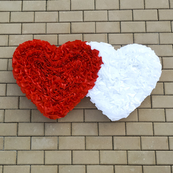 Свадебное украшение "Сердца" (белый/красный, с фатином)