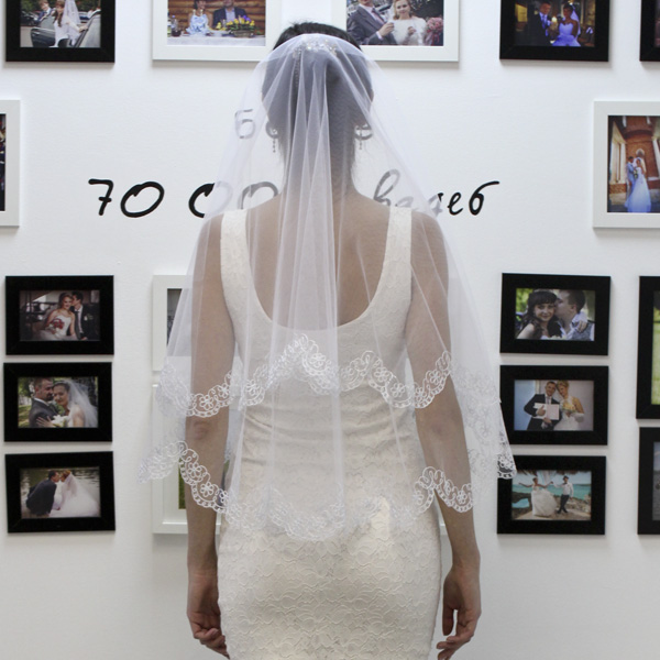 Фата для невесты (вышивка цветочная в бледно-голубом цвете), белый