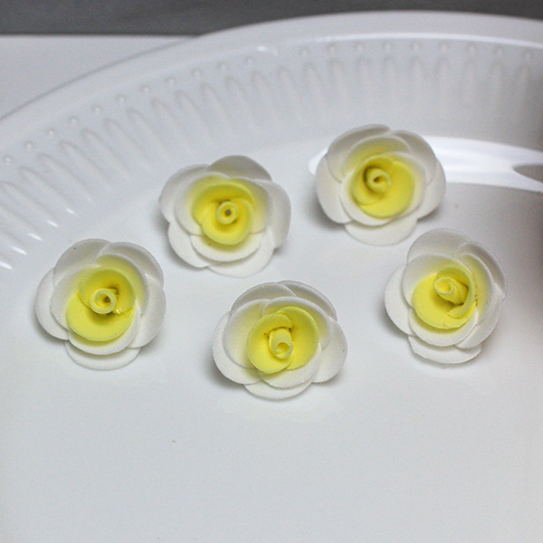 Латексный цветочек (белый/светло-желтый) 3х2 см