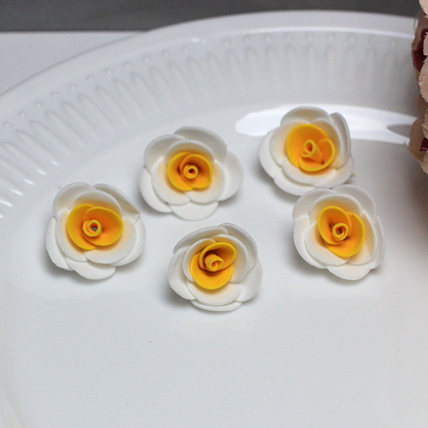 Латексный цветочек (белый/мандариновый) 3х2 см