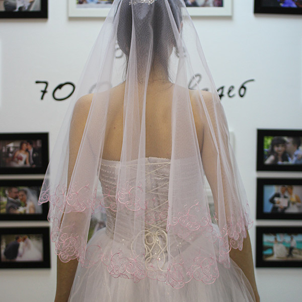 Фата для невесты (белая; розовая  вышивка)