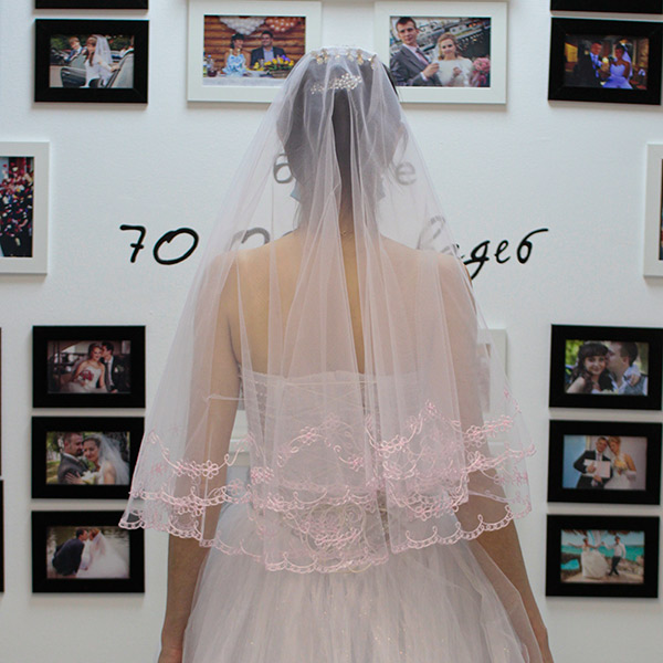 Фата для невесты (белая, с розовой вышивкой)