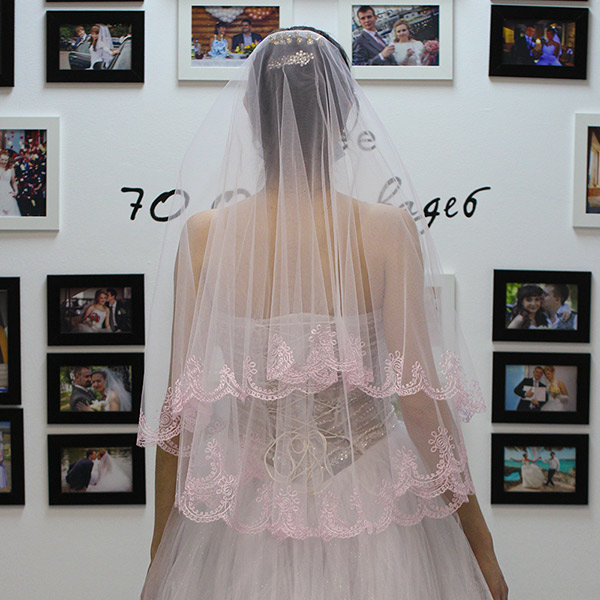 Фата для невесты (белая, с нежно-розовой вышивкой)