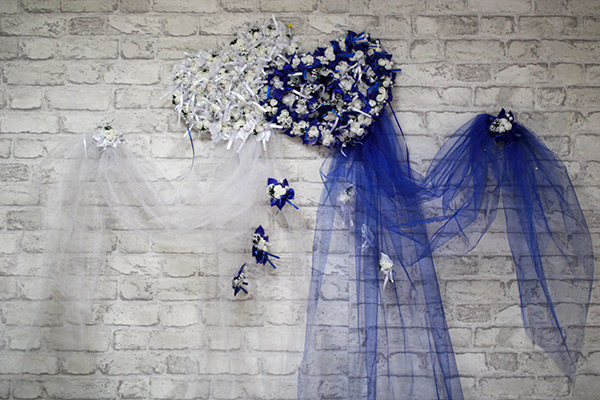 Свадебное украшение на стену "Воздушные сердца" (белый/синий)