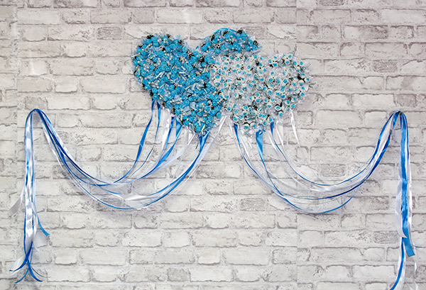 Свадебное украшение на стену "Небесные сердца" (белый/голубой)