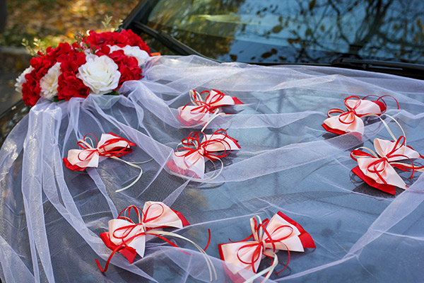Украшение на свадебную машину "Поцелуй бабочки", розы+гортензия (красный/айвори)