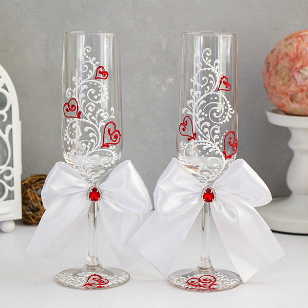 Свадебные бокалы с ручной росписью "Молодожены #2" (2 шт; с брошками)