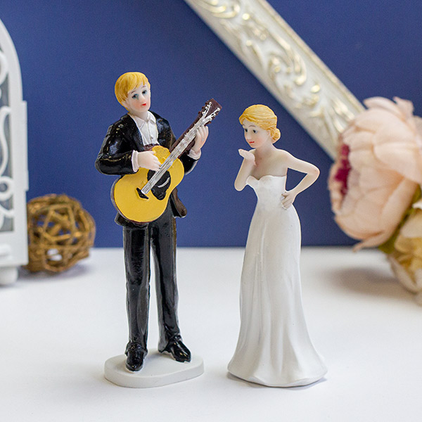 Свадебная фигурка для торта "Пара с гитарой"