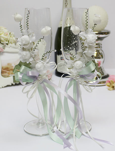 Свадебные бокалы с украшением из цветов и лент