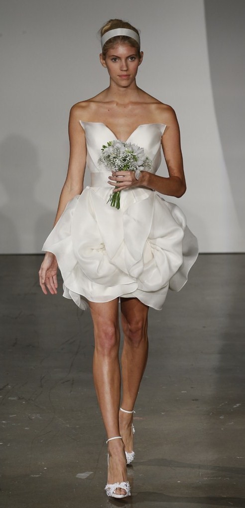 Короткое свадебное платье с юбкой-цветком
